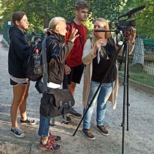 Filmteam diskutiert im Tierpark Hirschfeld