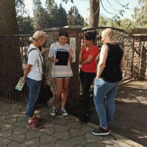Filmteam berät sich am Eingang des Tierparks